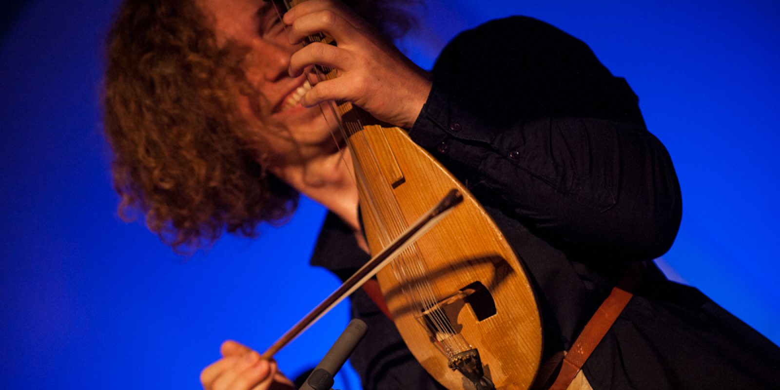 Dimitar Gougov_danze Dandarvaanchig Enkhjargal (morin khuur, canto diplofonico);
Dimitar Gougov (gadulka, voce);
Fabien Guyot (percussioni di ogni tipo, canto)